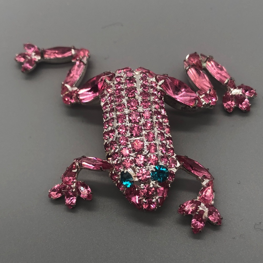 Vintage Dorothy Bauer pink frog Brooch